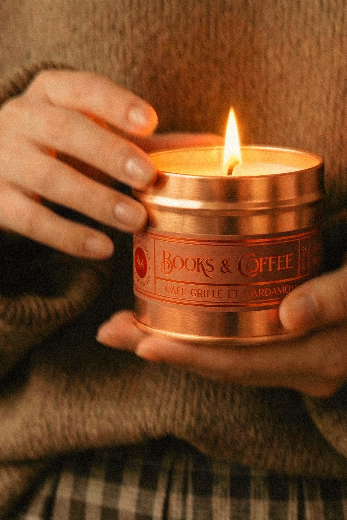 Bougie BOOKS & COFFEE en situation — Atelier Maple