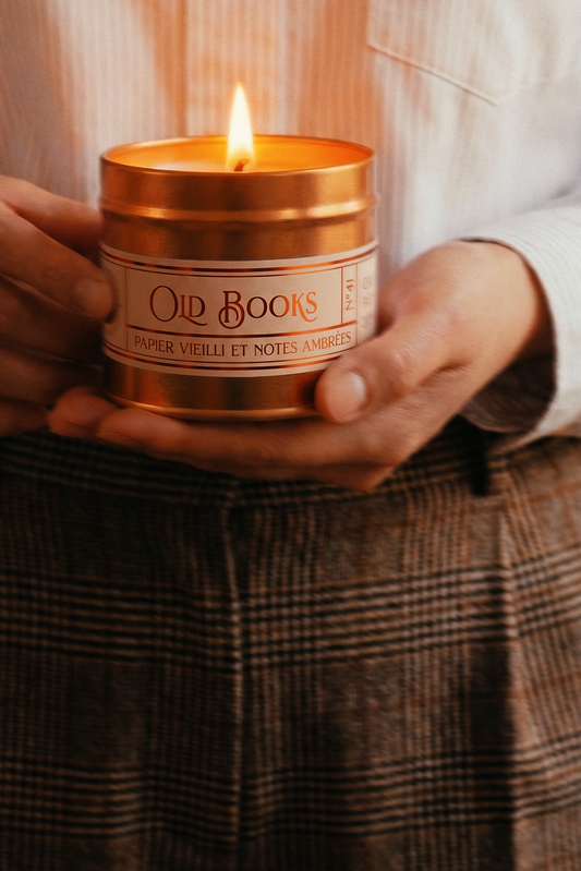 Bougie OLD BOOKS en situation — Atelier Maple